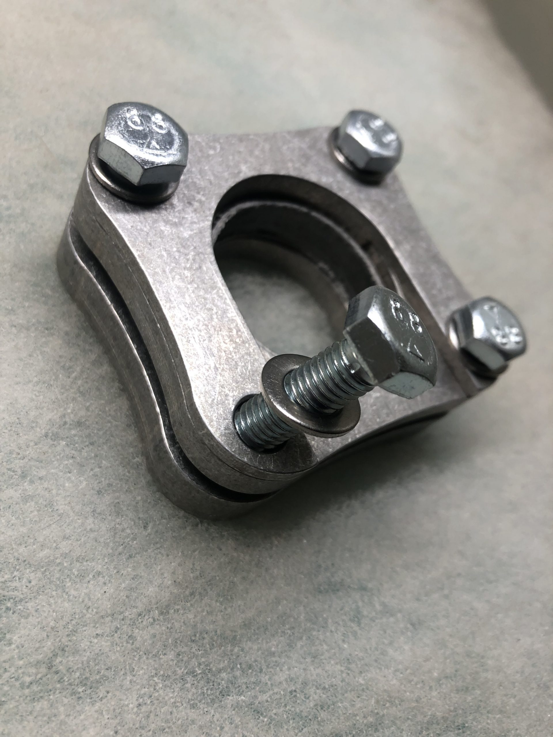 Air cooled exhaust gasket clamp